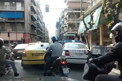 Για παράνομο παρκάρισμα περιπολικού, διαμαρτύρεται αναγνώστης