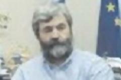 Παριστάνει τον δήμαρχο στην θέση του Τζανή...