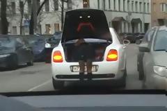Δείτε τί κάνει η sexy οδηγός της πανάκριβης Bentley που...εξάπτει την φαντασία!!! (VID)