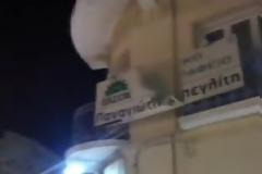 Ξήλωσαν τις ταμπέλες από τα πολιτικό γραφείο του Μπεγλίτη (βίντεο)