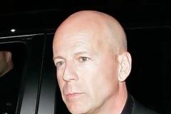 Έξαλλος o Bruce Willis με τις φωτογραφίες της Rihanna