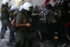 Συγκρούσεις μεταξύ αστυνομικών και αντιεξουσιαστών στην ΑΣΟΕΕ..Για να μην γίνουν προσαγωγές λαθρομεταναστών
