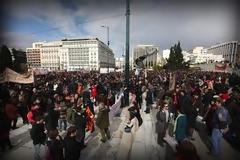 Πλήθος κόσμου στο Σύνταγμα