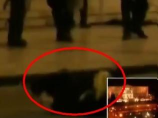 Φωτογραφία για VIDEO: Ο ξυλοδαρμός της δημοσιογρά​φου από αστυνομικο​ύς