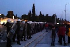 ΕΚΤΑΚΤΟ: 'Ενταση στο Σύνταγμα.