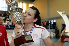 ΧΑΝΤΑΒΑ: ΝΑ ΠΑΙΞΟΥΝ ΜΕ ΠΑΘΟΣ ΚΑΙ ΝΑ... ΒΑΨΟΥΝ ΚΑΙ ΑΥΤΟ ΤΟ ΤΡΟΠΑΙΟ ΕΡΥΘΡΟΛΕΥΚΟ