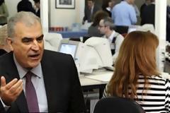«Μιλάτε στους πολίτες στον πληθυντικό και μην καπνίζετε!»