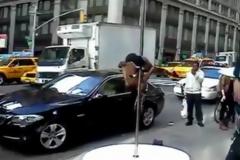 Pole dancing στους δρόμους της Νέας Υόρκης! [video]