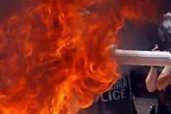 Νέα επεισόδια στο Σύνταγμα με δακρυγόνα και πετροπόλεμο [βίντεο]