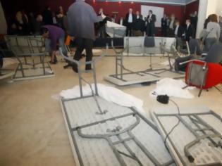 Φωτογραφία για VIDEO: Ξύλο και ιπτάμενα τραπέζια στην ψηφοφορία για το βιοαέριο στην Τρίπολη