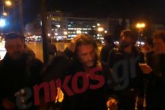 Σύνταγμα! Τα ΜΑΤ χτυπούν δημοσιογράφους!!! Ένας σε κρίσιμη κατάσταση