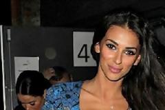 Πώς να μην… χαθείς σε αυτό το απέραντο γαλάζιο αβυσσαλέο ντεκολτέ της Georgia Salpa...