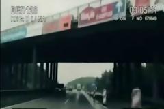 VIDEO: Ποδηλάτης προσπάθησε να ξεφύγει από την Αστυνομία με 120 χλμ την ώρα!