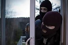 Μεταμεσονύκτιο μαρτύριο ηλικιωμένου στα χέρια ''4'' κουκουλοφόρων!