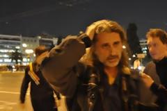 Κρίσιμη η κατάσταση του φωτορεπόρτερ που τραυμάτισαν αστυνομικοί χθες στο Σύνταγμα