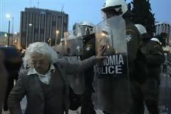 Στο χειρουργείο ο πρόεδρος των φωτορεπόρτερ που τραυματίστηκε στο Σύνταγμα