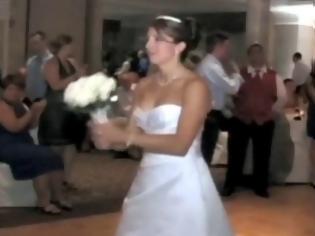Φωτογραφία για VIDEO: Το πιο αστείο πέταγμα ανθοδέσμης από νύφη...