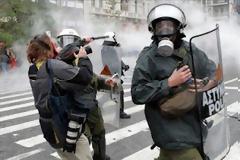 Στο χειρουργείο ο φωτορεπόρτερ που χτυπήθηκε από τα ΜΑΤ