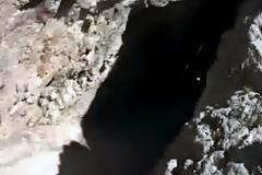 Δεν θα πιστεύετε, τι είναι αυτό που θα εμφανιστεί μέσα από τη σπηλιά! [video]