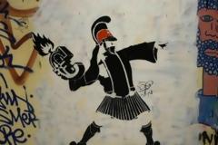 Χαμός στο Facebook: Ο... κουκουλοφόρος τσολιάς που πετάει ευρω-μολότοφ!