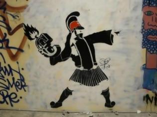 Φωτογραφία για Χαμός στο Facebook: Ο... κουκουλοφόρος τσολιάς που πετάει ευρω-μολότοφ!