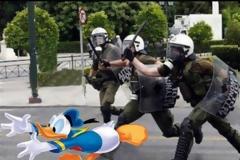 «Τα ΜΑΤ ξυλοφορτώνουν τον Donald»: Η εικόνα που σαρώνει στο Facebook!
