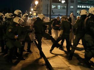 Φωτογραφία για Βίντεο της ΝΕΤ για τη δολοφονική επίθεση σε βάρος του Μάριου Λώλου, πολιτών και δημοσιογράφων