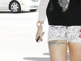 Φωτογραφία για Το καυτό σορτσάκι και το τατουάζ διάσημης τραγουδίστριας (εικόνες)