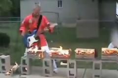 Ένας απίστευτος συνδυασμός καράτε και... ροκ εντ ρολ!