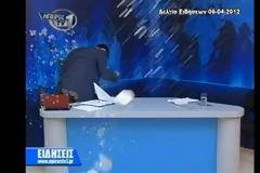Βίντεο. Γιαούρτωσαν τηλεπαρουσιαστή στον αέρα !!!!!!
