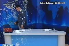 Video: Πέταξαν γιαούρτια σε παρουσιαστή την ώρα του δελτίου
