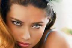 Πώς διατηρεί τη σιλουέτα της η Adriana Lima