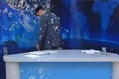 Χαμός στο δελτίο ειδήσεων του Ηπειρος ΤV - Γιαούρτια και αυγά LIVE [VIDEO]
