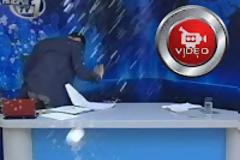 Γιαούρτια και αυγά σε στούντιο την ώρα του δελτίου