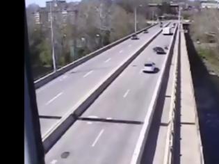 Φωτογραφία για VIDEO: Χτύπησε ποδηλάτη με το αμάξι του και πήγε να φύγει