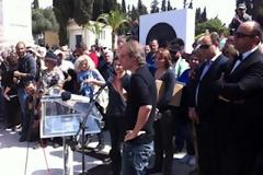 «Τραγούδησαν» προς τον τάφο τον 77χρονο αυτόχειρα