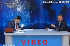 Εισβολή αντιεξουσιαστών και live γιαούρτωμα δημοσιογράφου σε δελτίο ειδήσεων (βίντεο)