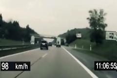 Βίντεο με απίστευτο κυνηγητό! Ποδηλάτης βάζει τα γυαλιά σε περιπολικό!
