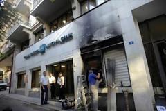 Εμπρησμός σε τράπεζα στην Ηλιούπολη