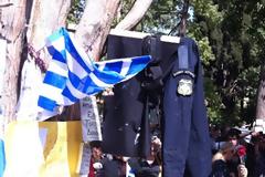 Έγδυσαν αστυνομικό και κρέμασαν τα ρούχα του στην πλατεία Συντάγματος