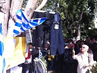 Φωτογραφία για Έδειραν και έγδυσαν αστυνομικό στο Σύνταγμα - Του αφαίρεσαν και το όπλο