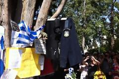 Απίστευτο..Διαδηλωτές στο Σύνταγμα έγδυσαν και πήραν το όπλο απο αστυνομικό!