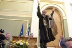 Ρομπέρτο Μπενίνι: (βίντεο).«Δεν είναι η Ελλάδα που χρωστάει. Ολος ο κόσμος, η Ευρώπη, χρωστάνε στην Ελλάδα».