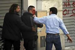 Στο 401 και σε άσχημη κατάσταση νοσηλεύεται ο ειδικός φρούρος μετά την άγρια επίθεση απο διαδηλωτές στο  (φώτο από το σημείο)Σύνταγμα