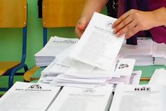 Υπονομεύοντας τη Δημοκρατία…