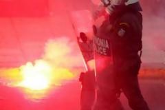 Μάχη σώμα με σώμα ανάμεσα σε φιλάθλους και ΜΑΤ στο ΕΑΚ Βόλου‏...