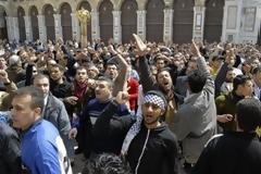 Συνεχίζεται η αιματοχυσία στη Συρία, εκατοντάδες Σύροι στην Τουρκία