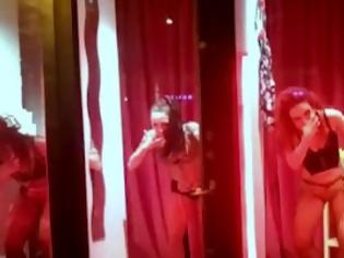 Φωτογραφία για Sexy χορευτικό show στις βιτρίνες του Άμστερνταμ με ΑΠΡΟΣΔΟΚΗΤΟ ΤΕΛΟΣ! [video]