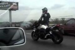 AΠΙΣΤΕΥΤΟ VIDEO: Δείτε πως οδηγεί τη μοτοσυκλέτα !