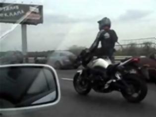 Φωτογραφία για AΠΙΣΤΕΥΤΟ VIDEO: Δείτε πως οδηγεί τη μοτοσυκλέτα !